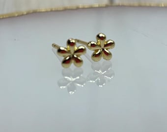 Simple And Delicate Flower-shaped Earrings For Daily Wear, gold coloured, stainless steel post. pierced ears.