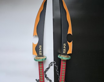 Puede incluir: Dos espadas negras y naranjas con mangos rojos y verdes conectados por una cadena plateada. Las espadas tienen una inscripción dorada que dice "惡鬼滅殺".