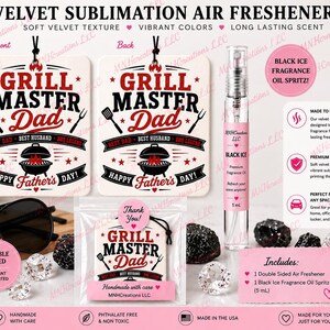 K&ouml;nnte beinhalten: Zwei quadratische Lufterfrischer aus Samt mit schwarzen Schn&uuml;ren, bedruckt mit rotem und schwarzem Text GRILL MASTER Dad und einer Grillgrafik. Enth&auml;lt eine 5 ml Spr&uuml;hflasche mit Black Ice Duft&ouml;l und einen durchsichtigen Kunststoffbeutel.