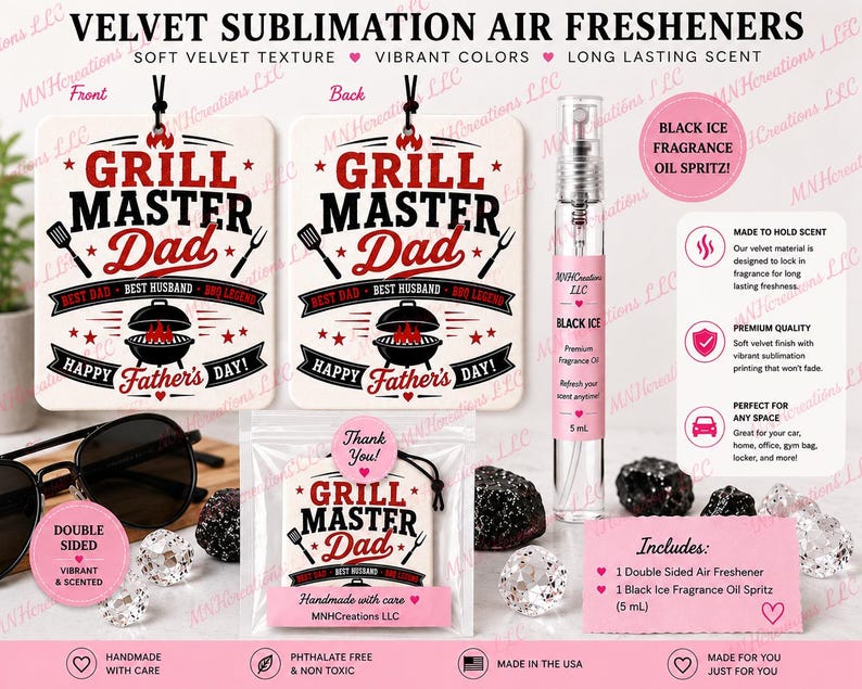 K&ouml;nnte beinhalten: Zwei quadratische Lufterfrischer aus Samt mit schwarzen Schn&uuml;ren, bedruckt mit rotem und schwarzem Text GRILL MASTER Dad und einer Grillgrafik. Enth&auml;lt eine 5 ml Spr&uuml;hflasche mit Black Ice Duft&ouml;l und einen durchsichtigen Kunststoffbeutel.