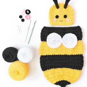 Può includere: Un completo per neonato all'uncinetto a tema ape con un cappello abbinato. Il completo è giallo e nero con dettagli bianchi. Il cappello ha un simpatico viso di ape con occhi neri e un sorriso.