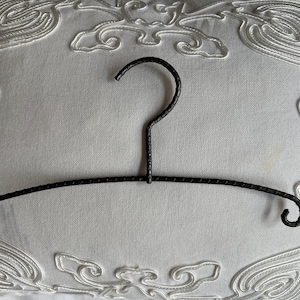 Cintre d'aspect antique pour enfants et bébés