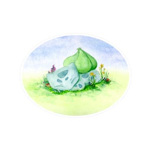 Puede incluir: Ilustración en acuarela de un Bulbasaur, criatura verde y azul, descansando en un campo de hierba con flores coloridas. La obra de arte está ambientada sobre un fondo azul y verde suave, dentro de un marco ovalado.