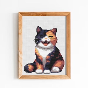 Puede incluir: Un patrón de punto de cruz enmarcado de un gato calico con pelaje naranja, negro y blanco. El gato está sentado con la boca abierta, como si estuviera riendo.
