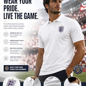 Könnte beinhalten: Ein weißes Poloshirt mit einem gestickten Wappen der englischen Fußballnationalmannschaft auf der linken Brust. Das Shirt hat einen klassischen Kragen, eine Knopfleiste und kurze Ärmel. Der Text auf dem Bild lautet "WEAR YOUR PRIDE. LIVE THE GAME."