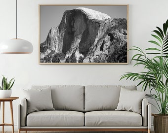 Może przedstawiać: Czarno-białe zdjęcie Half Dome, skalnej ściany w Parku Narodowym Yosemite w Kalifornii.