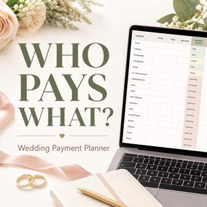 Op de afbeelding: Een laptop met een spreadsheet voor huwelijksbetalingsplanning met kolommen voor leverancier, totaal, betaald, saldo en bijdragen. De tekst WHO PAYS WHAT? Wedding Payment Planner is links zichtbaar, naast twee gouden ringen en een notitieboek.