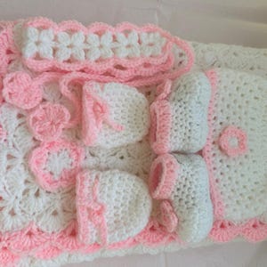 Handmade Pink Crochet Baby Blanket – Scalloped Edge Newborn Set with Hat & Booties
