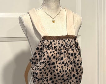 Pet carrier, pet sling, dog carrier, cat carrier, kangaroo pouch, hands free, adjustable straps, made of one layer of soft fleece