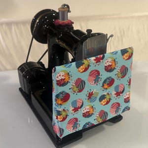 Funda protectora para máquina de coser Singer Featherweight, acolchada, hecha de tela 100% algodón con estampados de temática de costura, elija entre las opciones.