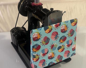 Protective sleeve for Singer Featherweight sewing machine, padded, made of 100% cotton fabric with sewing theme prints, choose from options