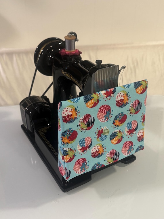 Protective sleeve for Singer Featherweight sewing machine, padded, made of 100% cotton fabric with sewing theme prints, choose from options
