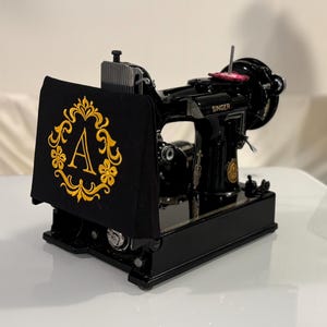 シンガー フェザーウェイトミシン用の刺繍入りモノグラム入り保護スリーブ