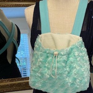 Pet carrier, pet sling, dog carrier, cat carrier, kangaroo pouch, hands free, adjustable straps, soft faux fur outside and fleece inside