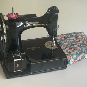 Pokrowiec ochronny na maszynę do szycia Singer Featherweight, wyściełany, wykonany ze 100% bawełny z nadrukami o tematyce szycia, do wyboru z opcji zdjęcie 12