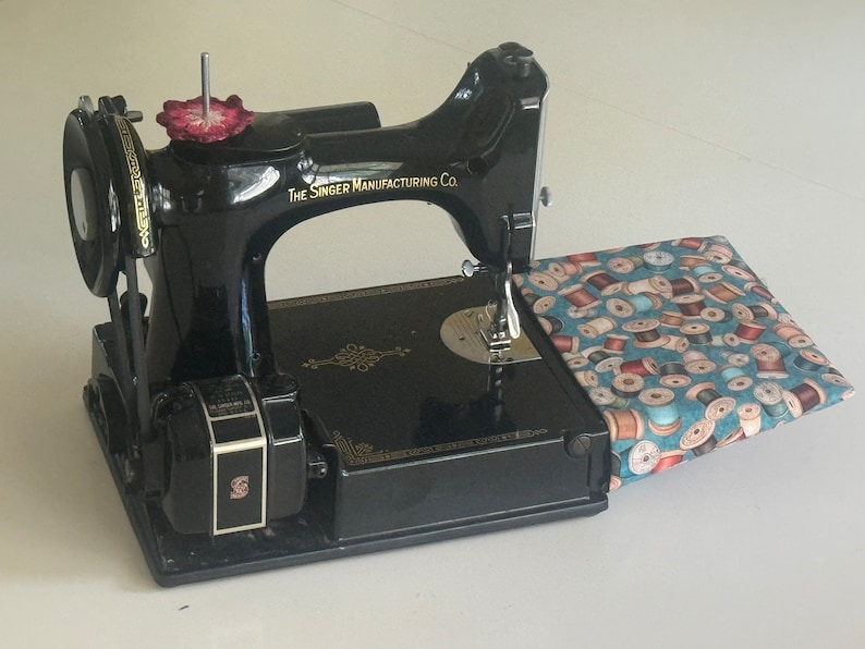 Pokrowiec ochronny na maszynę do szycia Singer Featherweight, wyściełany, wykonany ze 100% bawełny z nadrukami o tematyce szycia, do wyboru z opcji zdjęcie 12