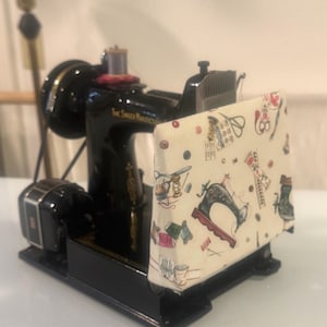 Pokrowiec ochronny na maszynę do szycia Singer Featherweight, wyściełany, wykonany ze 100% bawełny z nadrukami o tematyce szycia, do wyboru z opcji zdjęcie 8