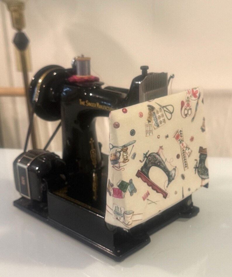 Pokrowiec ochronny na maszynę do szycia Singer Featherweight, wyściełany, wykonany ze 100% bawełny z nadrukami o tematyce szycia, do wyboru z opcji zdjęcie 8