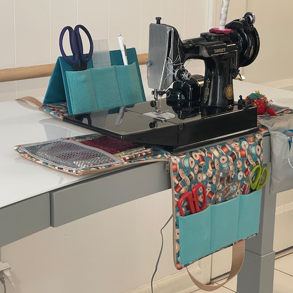 Protective tote and workstation 2 in 1 for Singer Featherweight sewing machine, made of cork on the outside and cotton inside, mesh pockets+