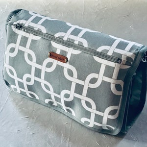Fichier PDF, Pochette de voyage pour couches avec beaucoup de poches et un matelas à langer, tutoriel et modèle