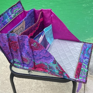 Bolsa de transporte definitiva para coser, acolchar, hacer abalorios y otras manualidades, 18 bolsillos, funda para carrito con ruedas, almohadilla para planchar en un lado con solapa