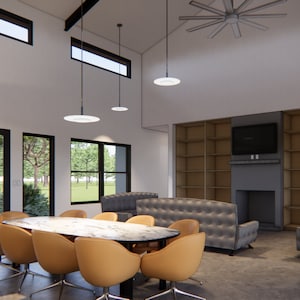 K&ouml;nnte beinhalten: Ein modernes Wohnzimmer mit einem gro&szlig;en Esstisch und St&uuml;hlen, einem grauen Sofa, einem Kamin und einem eingebauten B&uuml;cherregal. Der Raum hat gro&szlig;e Fenster mit Blick auf B&auml;ume und eine Rasenfl&auml;che.