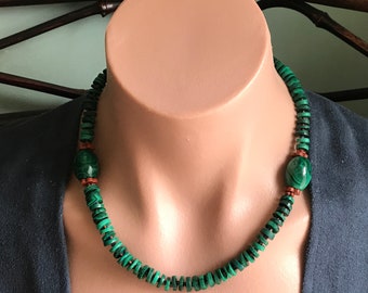 Collier Heishi en malachite | Disques vintage sculptés dans des autochtones avec de grosses boules et des yeux | Perles de commerce Bitto orange rouille | Bascule en argent sterling