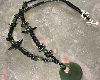 Pendentif en jade néprite de Colombie-Britannique avec branches de corail noir et oiseaux
