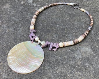 Collier médaillon en nacre irisée + branches de corail violet vintage HQ des années 1970, coquillage Heishi + fermoir à bascule en argent sterling en filigrane
