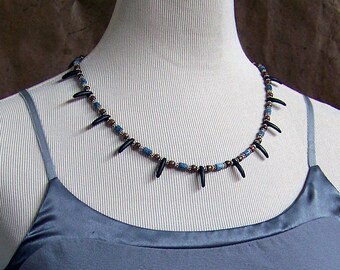 Collier de corail bleu avec griffes | Collier Griffe Tribal Noir avec Fermoir Magnétique | Bijoux en corail denim et perles en bois | Perle de commerce africain