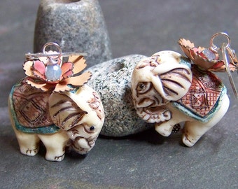 Boucles d'oreilles éléphant | Boucles d'oreilles en os sculpté et fleurs vintage en métal Scrimshaw | Boucles d'oreilles bohèmes colorées | Bijoux éléphant en cristal Swarovski