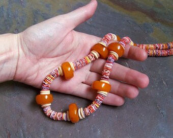Collier en copal avec coquilles de pectine | Collier de coquillages roses superposés | Grand collier d'ambre népalais | Bijoux de plage colorés | Collier rose vif