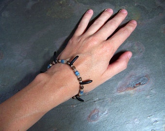 Bracelet griffe noir | Bracelet fin empilable | Bracelet corail bleu | Bijoux tribaux | Bracelet de perles de commerce africain en argent sterling à fermoir magnétique