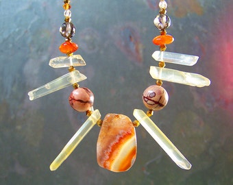 Collier solaire d'agate brillante et de quartz | Collier pointes en cristal OOAK | Tons jaunes, rouges et bruns terreux | Bijoux en pierre naturelle terreuse