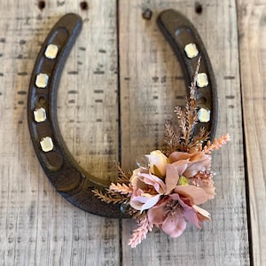 Floral Decorated Horse Shoe. Cowgirls Lucky Horse Shoe. Country Themed Wall Decoration. Boho Hippie Home Decor. Country Home Accesories.
