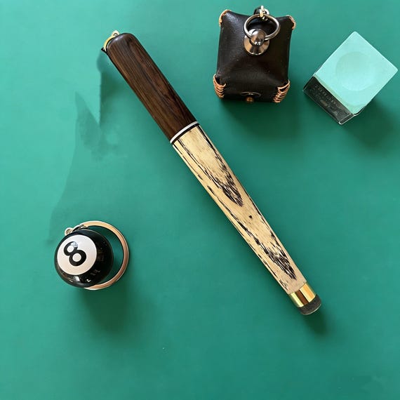 手作りのビリヤードキューキーホルダー（ボール8個とチョークホルダー
