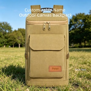 Può includere: Uno zaino in tela kaki da esterno con la scritta "Customizable Name Outdoor Canvas Backpack". Lo zaino ha una tasca frontale, un'etichetta con il nome in pelle marrone con "Peter" e due cerniere dorate.