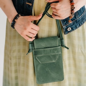 Borsa a tracolla verde, Borse in pelle verde, Borse a tracolla in pelle per donna, Borsa a tracolla personalizzata in pelle, Piccola borsa a tracolla
