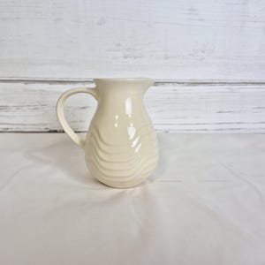 Le Gourmet Chef Beige-Skala-Muster-Sirup-Krug, 16 Unze Milchkännchen