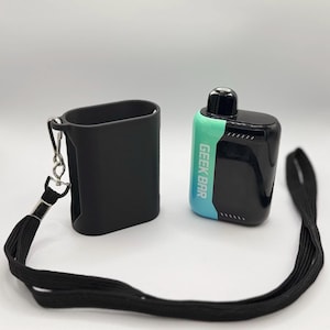 Op de afbeelding: Een zwarte siliconen beschermhoes met een bevestigd zwart koord en een zwart en turquoise Geek Bar wegwerp-vape-apparaat. De vape heeft een glanzende afwerking, een zwart mondstuk en de tekst Geek Bar in het wit op de zijkant.