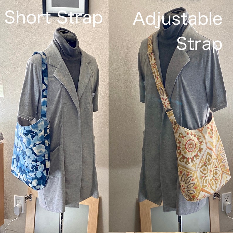 Puede incluir: Dos camisas grises con correas de diferentes longitudes en un maniqu&iacute;. La camisa de la izquierda tiene una correa corta y una bolsa floral azul. La camisa de la derecha tiene una correa ajustable y una bolsa floral amarilla. El texto "Short Strap" est&aacute; sobre la camisa de la izquierda y el texto "Adjustable Strap" est&aacute; sobre la camisa de la derecha.