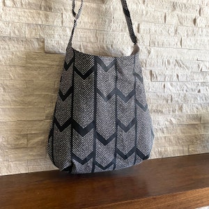 One Handle Hobo Bag - Black & White Arrow Like