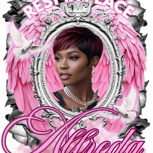 Pode incluir: Gr&aacute;fico memorial com o retrato de uma mulher em uma moldura prateada ornamentada, cercado por asas de anjo rosa e pombas brancas. As palavras "REST IN PEACE" e o nome "Alfreda" s&atilde;o exibidos em rosa.