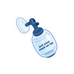 Può includere: Un adesivo che illustra una maschera per ossigeno blu e una bombola di ossigeno trasparente con un tappo blu. La bombola presenta il testo "put your mask on 1st" stampato in lettere blu scuro. Il design ha un bordo bianco e una finitura testurizzata.