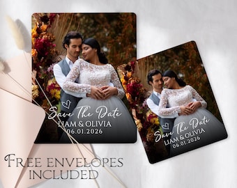 Puede incluir: Tarjetas cuadradas de anuncio de boda con una pareja abrazándose, el texto "Save The Date" y los nombres "Liam & Olivia" con la fecha "06.01.2026". Las tarjetas están sobre un fondo borroso. Sobres gratis incluidos.