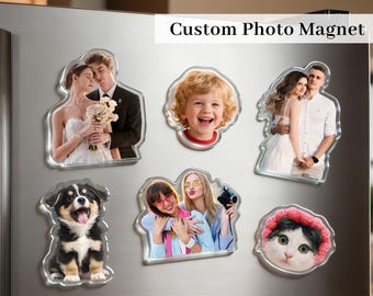 Può includere: Magneti fotografici personalizzati in varie forme, con immagini di una coppia, un bambino, un cane e un gatto. I magneti sono trasparenti con finitura lucida, e il testo "Custom Photo Magnet" è visibile.