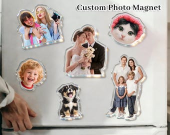 Può includere: Una collezione di calamite fotografiche personalizzate in varie forme, ognuna con un'immagine diversa. Le calamite includono foto di persone, un cane e un gatto. Il testo "Custom Photo Magnet" è in alto.
