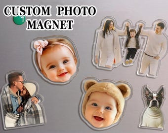 Può includere: Una collezione di calamite fotografiche personalizzate in varie forme. Le calamite presentano immagini di un bambino, una famiglia, una coppia e un cane. Il testo "CUSTOM PHOTO MAGNET" è visualizzato nella parte superiore dell'immagine.