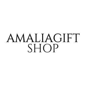 Puede incluir: Texto de logotipo en blanco y negro que dice "Amalia Gift Shop"