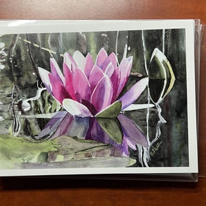 Reflections - Fiore di loto Confezione da 5 biglietti interni vuoti da 5"x7" con busta con opere d'arte originali di Roz Art.